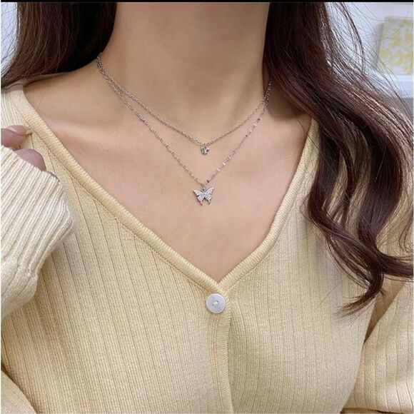 Simple double layer Diamond butterfly pendant necklace - Picture 3 of 5